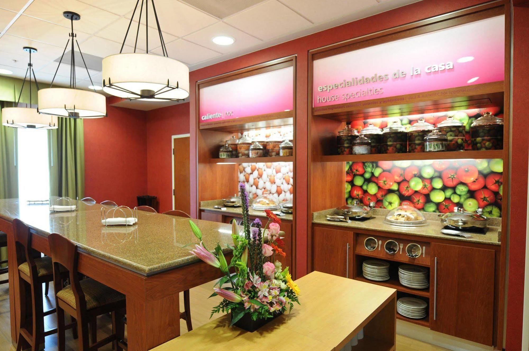 Отель Hampton By Hilton Queretaro Tecnologico Ресторан фото